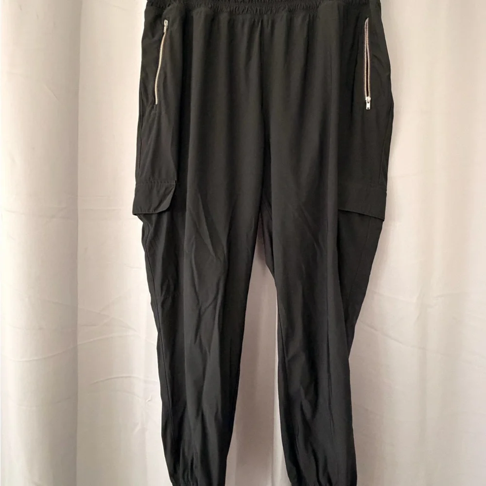 EUC Women’s XL Old Navy Sleek Tech Black Cargo Pants - Picture 1 of 5